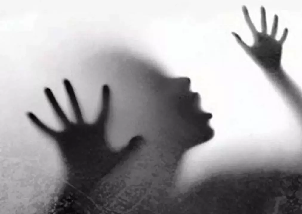 Odisha: चार युवकों ने दो नाबालिग लड़कियों के साथ सामूहिक बलात्कार किया, पुलिस ने तलाश शुरू की Odisha: चार युवकों ने दो नाबालिग लड़कियों के साथ सामूहिक बलात्कार किया, पुलिस ने तलाश शुरू की