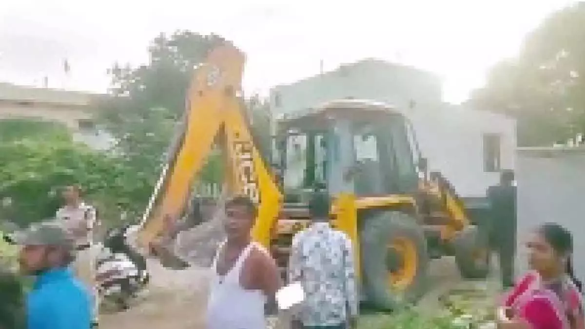 HYDRAA ने अलवाल में चिन्नारी कुंटा में अवैध इमारतों को ढहाया HYDRAA ने अलवाल में चिन्नारी कुंटा में अवैध इमारतों को ढहाया