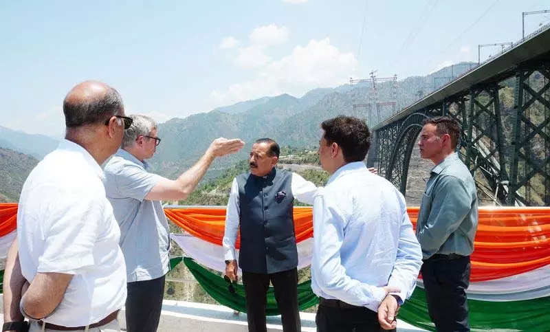 केंद्रीय मंत्रियों और CM उमर अब्दुल्ला ने चिनाब पुल पर तैयारियों की समीक्षा की केंद्रीय मंत्रियों और CM उमर अब्दुल्ला ने चिनाब पुल पर तैयारियों की समीक्षा की