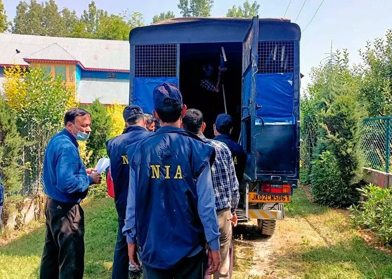 NIA ने जम्मू-कश्मीर में हाइब्रिड आतंकी नेटवर्क से जुड़े 32 स्थानों पर छापे मारे NIA ने जम्मू-कश्मीर में हाइब्रिड आतंकी नेटवर्क से जुड़े 32 स्थानों पर छापे मारे