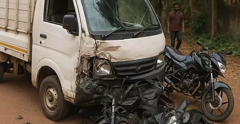 GOA: माशेम-कैनाकोना में टेम्पो ने बाइकों को टक्कर मारी, एक गंभीर रूप से घायल GOA: माशेम-कैनाकोना में टेम्पो ने बाइकों को टक्कर मारी, एक गंभीर रूप से घायल