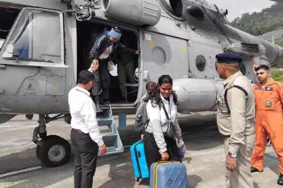 Bengal: भारतीय वायुसेना के छह हेलीकॉप्टरों ने लाचेन से 199 फंसे पर्यटकों को वापस लाया Bengal: भारतीय वायुसेना के छह हेलीकॉप्टरों ने लाचेन से 199 फंसे पर्यटकों को वापस लाया