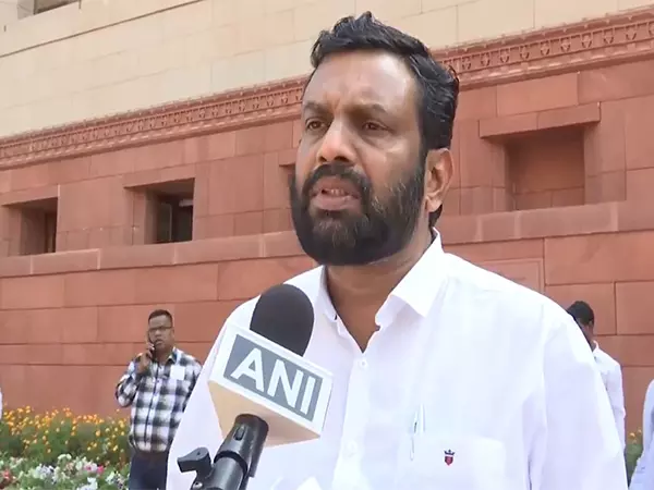 CPI MP ने राष्ट्रपति से की मांग, केरल के राज्यपाल को असंवैधानिक आचरण पर हटाने का आग्रह CPI MP ने राष्ट्रपति से की मांग, केरल के राज्यपाल को असंवैधानिक आचरण पर हटाने का आग्रह