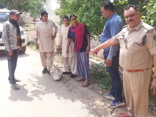पति भाग निकला, पत्नी नशीली सिरप के साथ गिरफ्तार पति भाग निकला, पत्नी नशीली सिरप के साथ गिरफ्तार