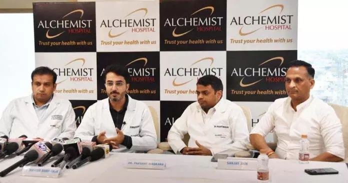 Jammu: अल्केमिस्ट अस्पताल में एंडोस्कोपिक स्पाइन सर्जरी की पूरी श्रृंखला शुरू की Jammu: अल्केमिस्ट अस्पताल में एंडोस्कोपिक स्पाइन सर्जरी की पूरी श्रृंखला शुरू की