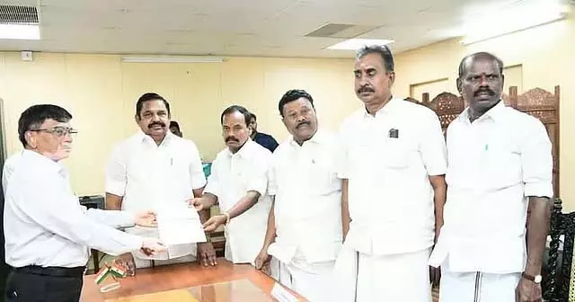 राज्यसभा चुनाव: AIADMK उम्मीदवारों ने नामांकन दाखिल किया राज्यसभा चुनाव: AIADMK उम्मीदवारों ने नामांकन दाखिल किया