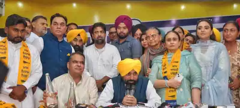 Ludhiana में कांग्रेस को बड़ा झटका, 31 पार्टी कार्यकर्ता सत्तारूढ़ आप में शामिल Ludhiana में कांग्रेस को बड़ा झटका, 31 पार्टी कार्यकर्ता सत्तारूढ़ आप में शामिल