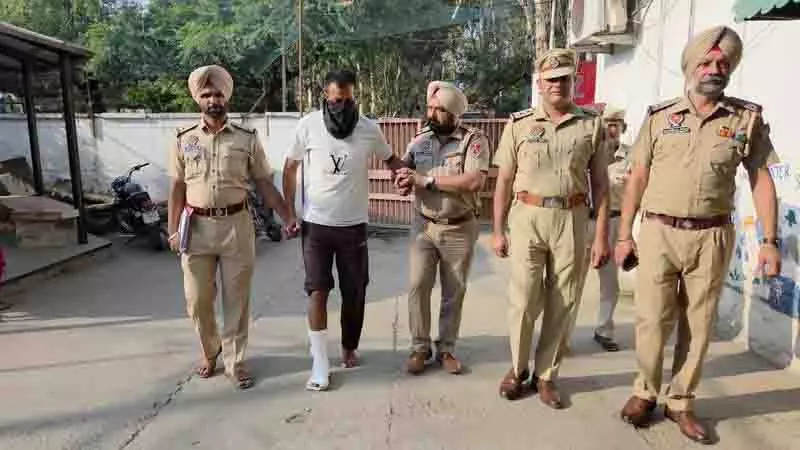 Chandigarh: पुलिस हिरासत से भागने की कोशिश में एक स्नैचर घायल Chandigarh: पुलिस हिरासत से भागने की कोशिश में एक स्नैचर घायल