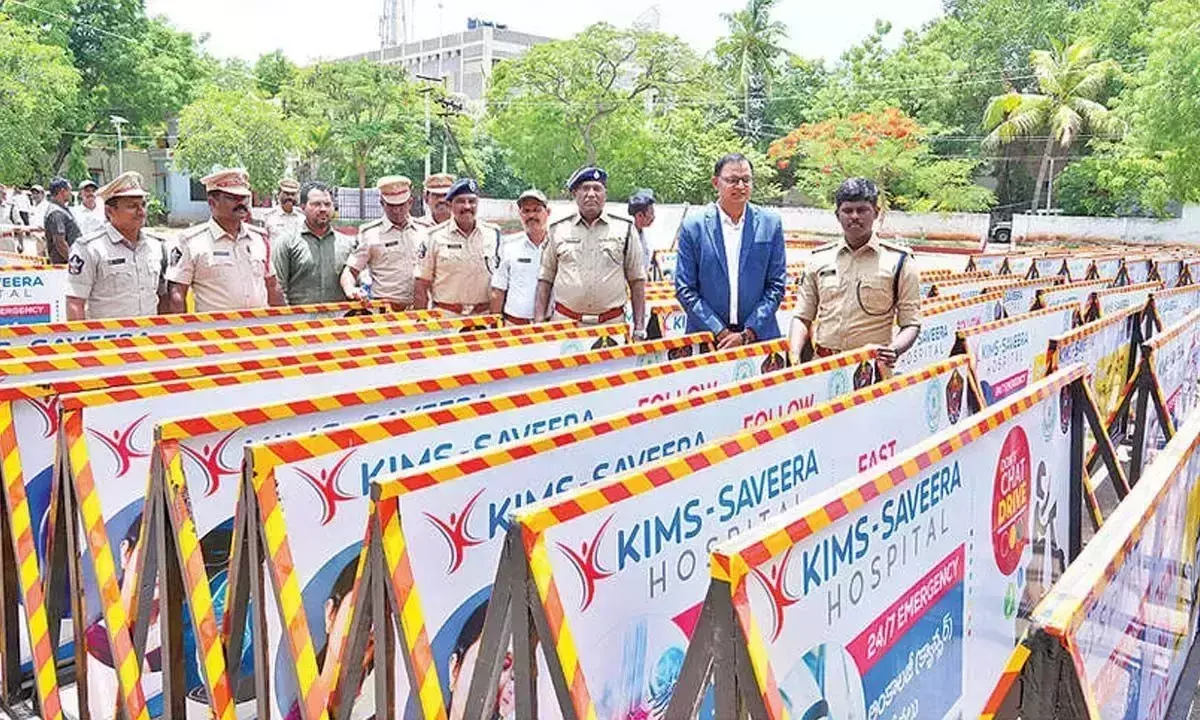 अनंतपुर KIMS सवेरा ने पुलिस विभाग को 100 बैरिकेड्स दान किए अनंतपुर KIMS सवेरा ने पुलिस विभाग को 100 बैरिकेड्स दान किए