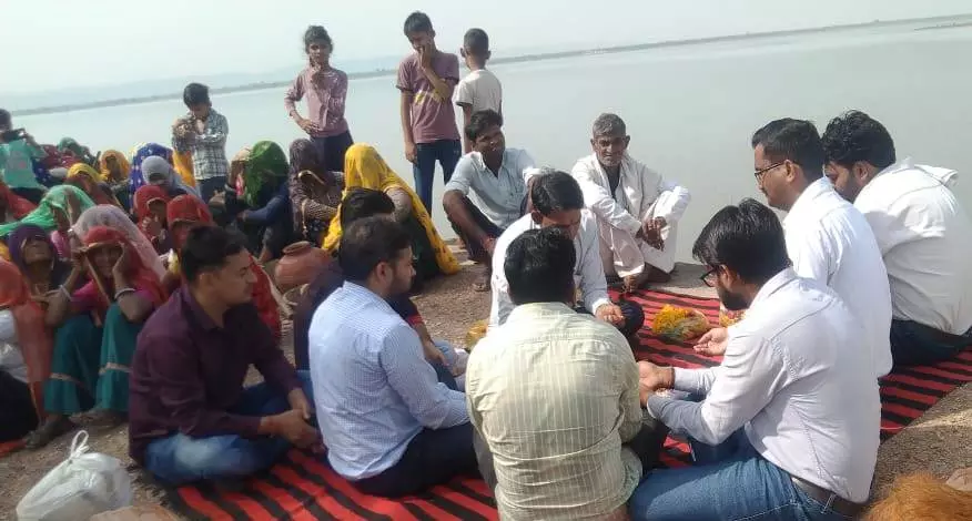Madhopur: सूरवाल बांध पर जल पूजन, श्रमदान और मरम्मत कार्य कर दिया जल संरक्षण का संदेश Madhopur: सूरवाल बांध पर जल पूजन, श्रमदान और मरम्मत कार्य कर दिया जल संरक्षण का संदेश