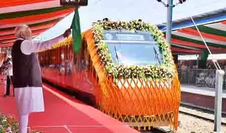 PM Modi ने कश्मीर के लिए वंदे भारत ट्रेन सेवा को हरी झंडी दिखाई PM Modi ने कश्मीर के लिए वंदे भारत ट्रेन सेवा को हरी झंडी दिखाई