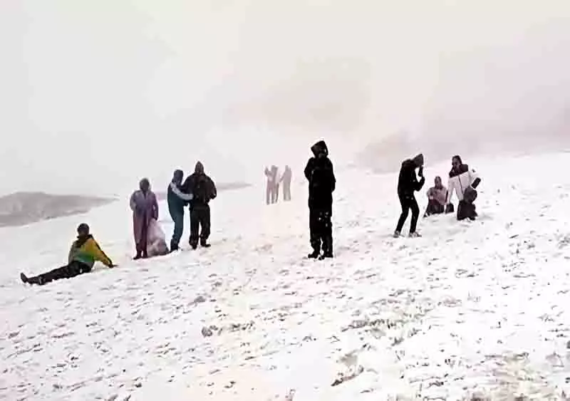 बर्फबारी का मजा, Rohtang दर्रे पर बर्फबारी से गर्मी का मौसम खत्म बर्फबारी का मजा, Rohtang दर्रे पर बर्फबारी से गर्मी का मौसम खत्म