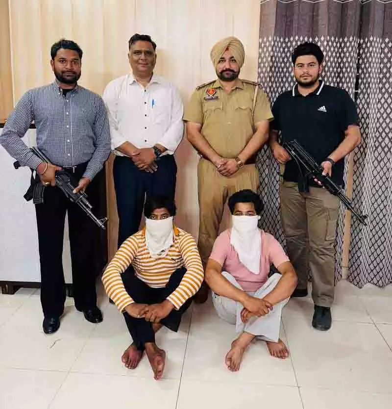 Amritsar में हथियार और जाली मुद्रा के साथ तीन लोग गिरफ्तार Amritsar में हथियार और जाली मुद्रा के साथ तीन लोग गिरफ्तार