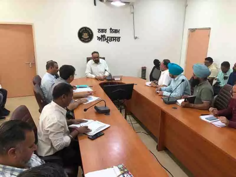 MC आयुक्त ने अमृतसर में सफाई, सड़क रखरखाव कार्य की समीक्षा की MC आयुक्त ने अमृतसर में सफाई, सड़क रखरखाव कार्य की समीक्षा की