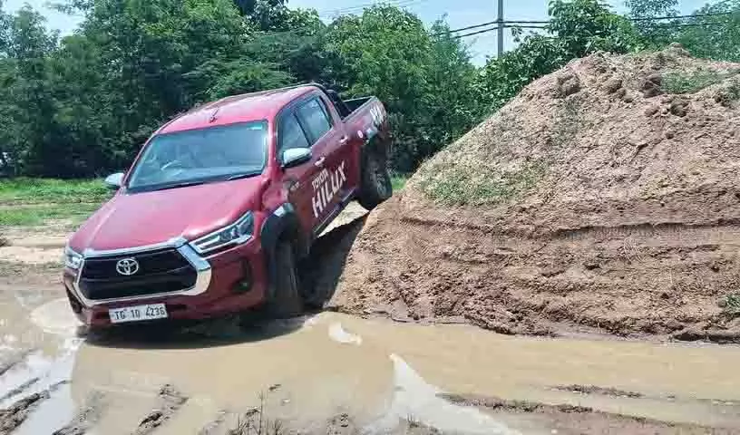 टोयोटा ने Hyderabad में हिलक्स के शौकीनों के लिए ऑफ-रोड एडवेंचर का आयोजन किया टोयोटा ने Hyderabad में हिलक्स के शौकीनों के लिए ऑफ-रोड एडवेंचर का आयोजन किया