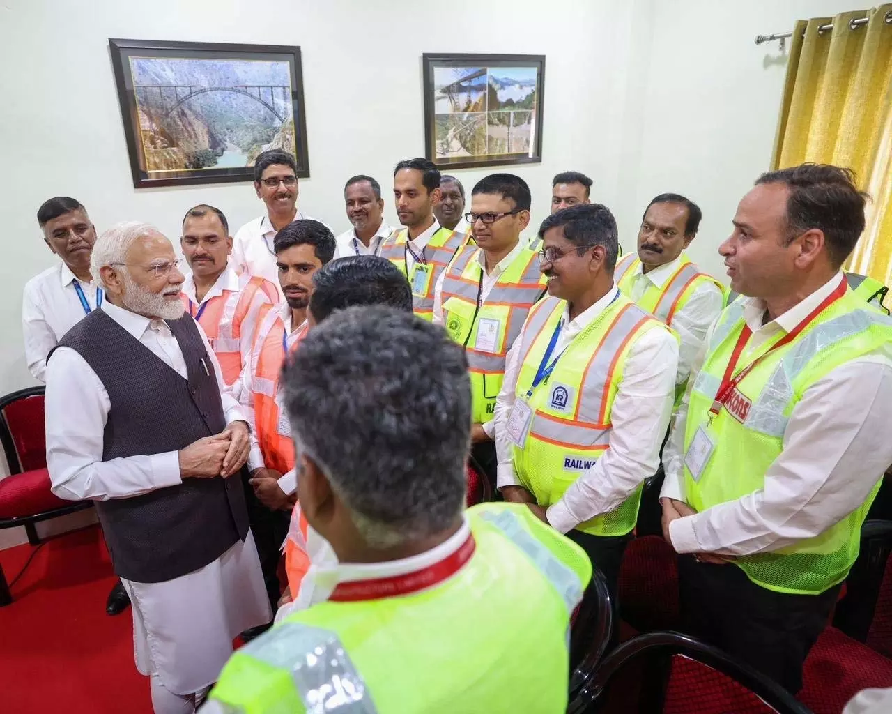 प्रधानमंत्री ने चिनाब रेल पुल के निर्माण से जुड़े लोगों के साथ परस्पर बातचीत की प्रधानमंत्री ने चिनाब रेल पुल के निर्माण से जुड़े लोगों के साथ परस्पर बातचीत की