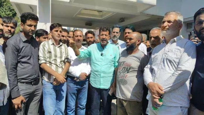 ठेकेदारों ने किया विरोध प्रदर्शन, 1000 करोड़ रुपये के JJM भुगतान की मांग ठेकेदारों ने किया विरोध प्रदर्शन, 1000 करोड़ रुपये के JJM भुगतान की मांग