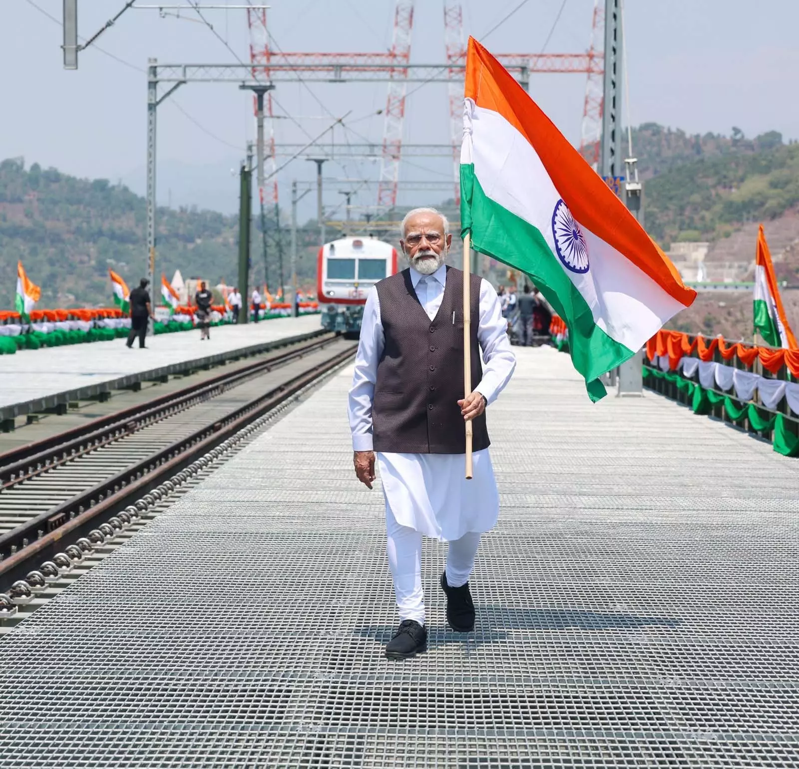 जम्मू और कश्मीर भारत का मुकुट रत्न है: PM मोदी जम्मू और कश्मीर भारत का मुकुट रत्न है: PM मोदी