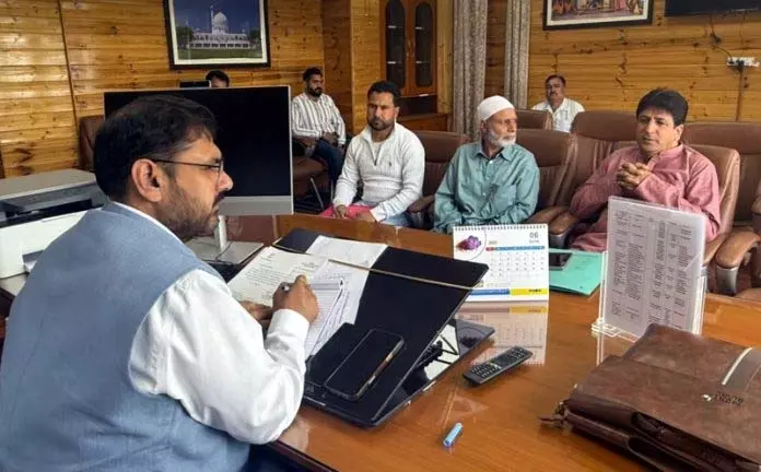 Jammu: प्रतिनिधिमंडल ने सतीश शर्मा से मुलाकात की, विकास-सेवा के मुद्दे उठाए Jammu: प्रतिनिधिमंडल ने सतीश शर्मा से मुलाकात की, विकास-सेवा के मुद्दे उठाए