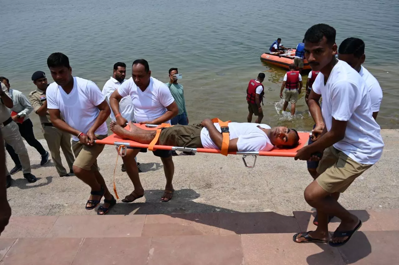 शिवरीनारायण में बाढ़ आपदा से निपटने मॉकड्रिल का आयोजन शिवरीनारायण में बाढ़ आपदा से निपटने मॉकड्रिल का आयोजन