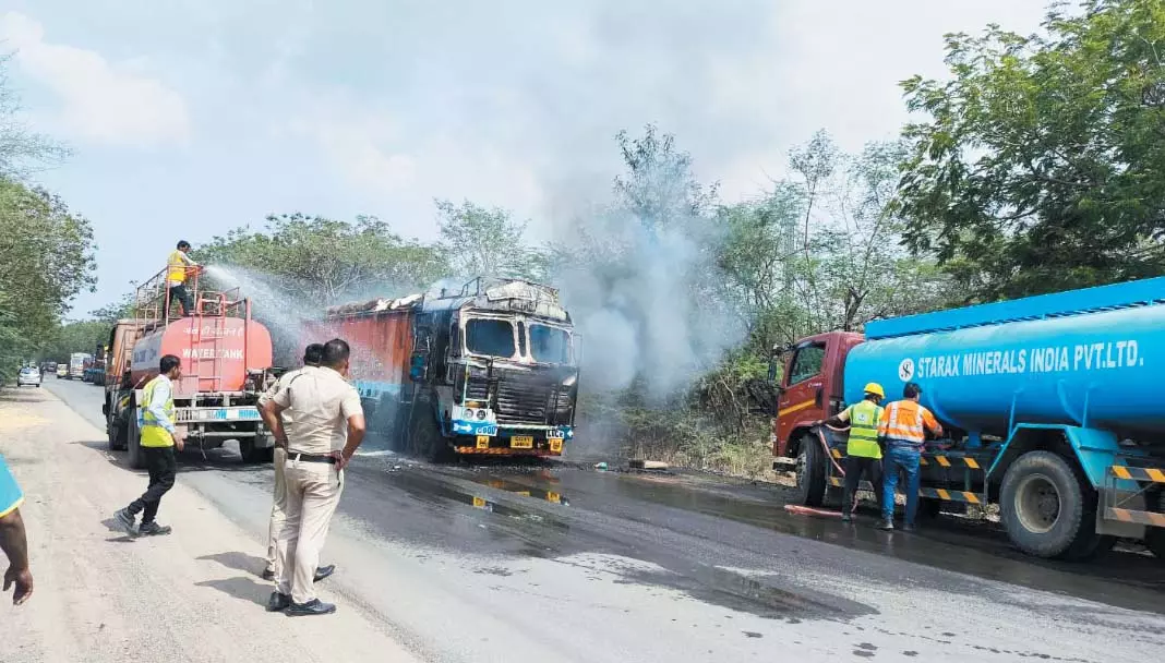 CG NEWS: चावल से भरे ट्रक में लगी भीषण आग, दमकल ने पाया काबू CG NEWS: चावल से भरे ट्रक में लगी भीषण आग, दमकल ने पाया काबू