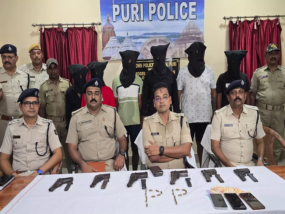 Puri Police ने हथियार तस्करी गिरोह का किया भंडाफोड़, छह लोग गिरफ्तार Puri Police ने हथियार तस्करी गिरोह का किया भंडाफोड़, छह लोग गिरफ्तार