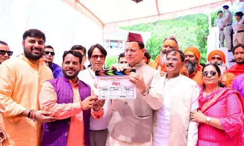 Uttarakhand CM ने धारकोट में मनोज जोशी की गौदान की पुकार के मुहूर्त शॉट पर ताली बजाई Uttarakhand CM ने धारकोट में मनोज जोशी की गौदान की पुकार के मुहूर्त शॉट पर ताली बजाई