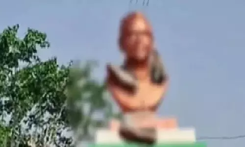 अटल प्रतिमा पर असामाजिक तत्वों ने मचाया उत्पात, जूतों की माला पहनाया अटल प्रतिमा पर असामाजिक तत्वों ने मचाया उत्पात, जूतों की माला पहनाया
