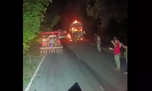 ट्रक को रोककर नक्सलियों ने लगाई आग, नेशनल हाइवे में वारदात ट्रक को रोककर नक्सलियों ने लगाई आग, नेशनल हाइवे में वारदात