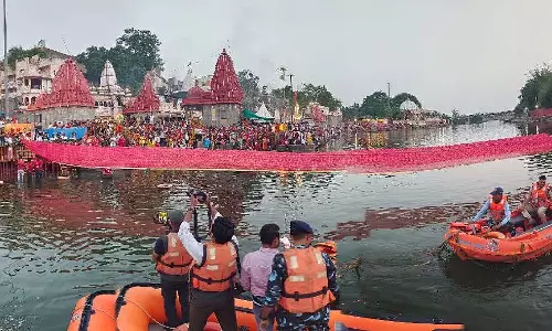 MP : सीएम मोहन यादव की पत्नी ने माता क्षिप्रा को चढ़ाई 351 फीट की चुनरी MP : सीएम मोहन यादव की पत्नी ने माता क्षिप्रा को चढ़ाई 351 फीट की चुनरी