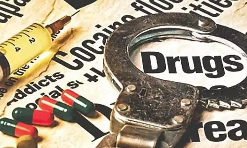 AP में मादक पदार्थ तस्करी मामले में भूमिका के लिए दो पुलिसकर्मी बर्खास्त AP में मादक पदार्थ तस्करी मामले में भूमिका के लिए दो पुलिसकर्मी बर्खास्त