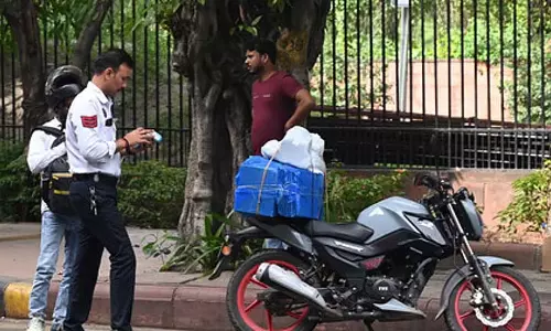 आरके पुरम अतिक्रमण अभियान: 65 चालान, 4 वाहन जब्त आरके पुरम अतिक्रमण अभियान: 65 चालान, 4 वाहन जब्त