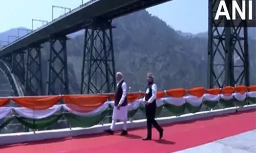PM Modi ने चेनाब नदी पर बने दुनिया के सबसे ऊंचे रेलवे ब्रिज का निरीक्षण किया PM Modi ने चेनाब नदी पर बने दुनिया के सबसे ऊंचे रेलवे ब्रिज का निरीक्षण किया