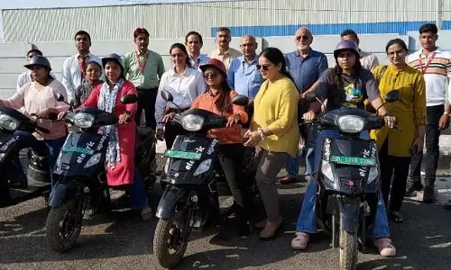 मेरठ साउथ स्टेशन पर महिलाओं के लिए NCRTC की ई-बाइक टैक्सी सेवा मेरठ साउथ स्टेशन पर महिलाओं के लिए NCRTC की ई-बाइक टैक्सी सेवा