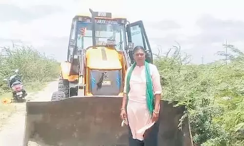 Koppal : किसान महिला ने गृहलक्ष्मी के बचाए पैसों से गांव की सड़क की मरम्मत की Koppal : किसान महिला ने गृहलक्ष्मी के बचाए पैसों से गांव की सड़क की मरम्मत की