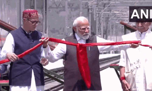 PM मोदी ने रियासी में चेनाब नदी पर बने दुनिया के सबसे ऊंचे रेलवे पुल और अंजी पुल का उद्घाटन किया