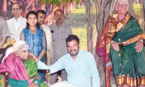 Karnataka: हरित कार्यकर्ता सालूमरदा थिमक्का को आदमकद सिलिकॉन मूर्तिकला से सम्मानित किया