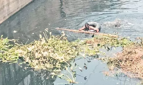 Cuttack नगर निगम ने ‘अमानवीय’ तरीके से श्रमिकों को बिना सुरक्षा उपकरण के नाला साफ करने पर मजबूर किया