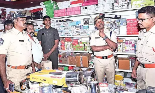 SP  ने चोरी की गई दुकानों का निरीक्षण किया