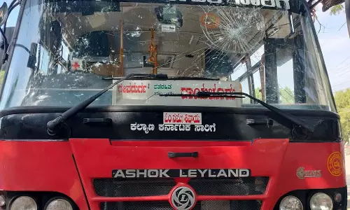 यात्रियों से अभद्र व्यवहार: कांस्टेबल ने बस की खिड़की तोड़ी