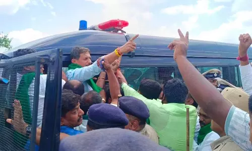हेमावती एक्सप्रेस लिंक नहर परियोजना: विधायक समेत कई लोग पुलिस हिरासत में हेमावती एक्सप्रेस लिंक नहर परियोजना: विधायक समेत कई लोग पुलिस हिरासत में