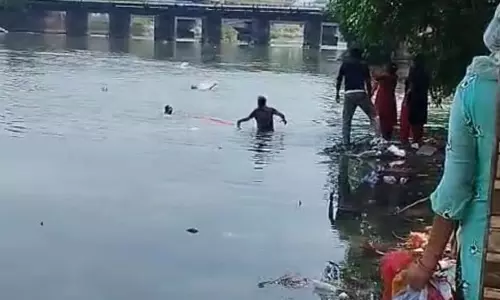 Haryana में यमुना नहर में डूब रहे एक ही परिवार के चार लोगों को गोताखोरों ने बचाया Haryana में यमुना नहर में डूब रहे एक ही परिवार के चार लोगों को गोताखोरों ने बचाया
