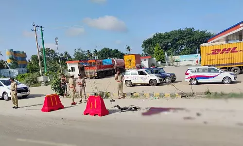 कंटेनर-बाइक दुर्घटना: तीन युवकों की मौत