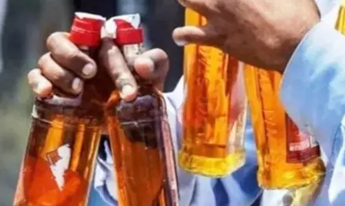 रायपुर : लखौली और आरंग भट्टी से बिंदास शराब ढो रहे कोचिए रायपुर : लखौली और आरंग भट्टी से बिंदास शराब ढो रहे कोचिए