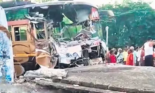 Odisha के दिगापहांडी में बस विश्राम गृह से टकराई, चालक की मौत Odisha के दिगापहांडी में बस विश्राम गृह से टकराई, चालक की मौत