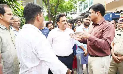 हाइड्रा आयुक्त ने Begumpet में नालों का दौरा किया