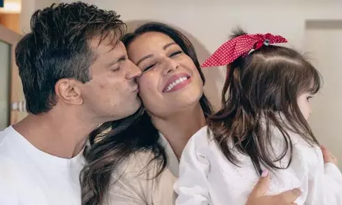 बिपाशा, करण और देवी का खूबसूरत Family Shot