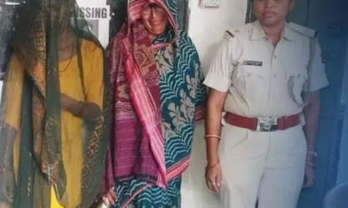 बलांगीर रेलवे स्टेशन पर 11 किलो गांजा के साथ दो महिलाएं गिरफ्तार बलांगीर रेलवे स्टेशन पर 11 किलो गांजा के साथ दो महिलाएं गिरफ्तार