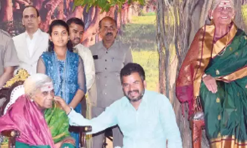 Green  कार्यकर्ता सालूमरदा थिमक्का को आदमकद सिलिकॉन मूर्ति से सम्मानित किया गया