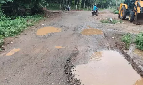 खराब सड़क: यातायात अव्यवस्था खराब सड़क: यातायात अव्यवस्था